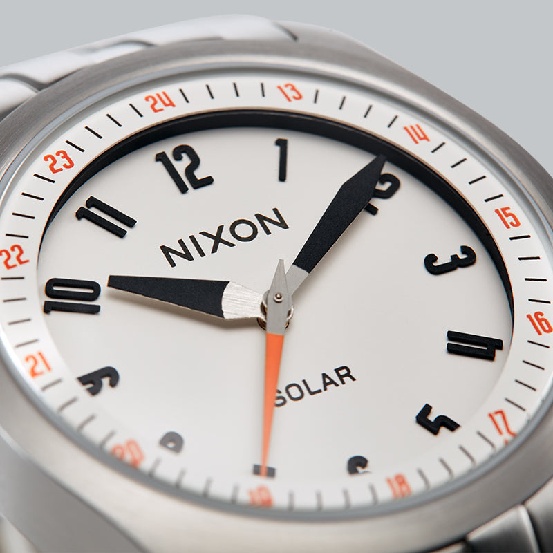 Details of the watch dial of the Nixon Echo 38