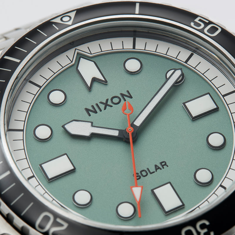 Nixon Stinger 44 Details